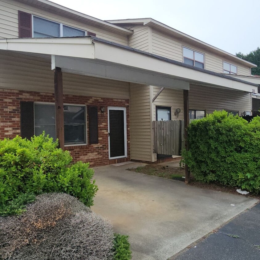 Primary Photo - Updated Townhouse Apartment FOR RENT In Be...