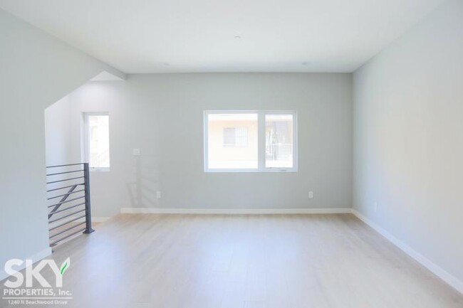 Building Photo - 2 bedroom in Los Angeles CA 90038