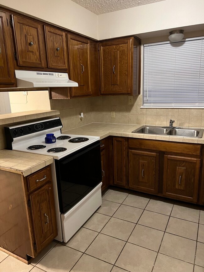 Building Photo - 909 Castle Heights Dr