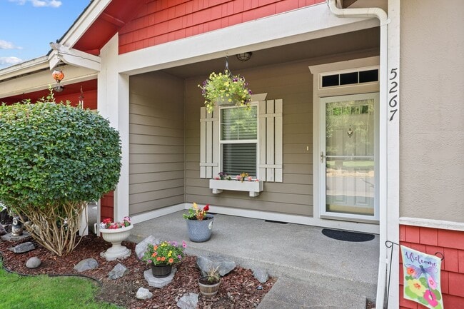 Building Photo - MOVE IN READY! 2 bed, 2 bath townhouse. No...