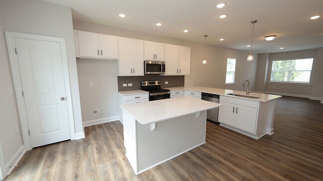 Foto del edificio - Brand New, End Unit Townhome Close to Down...