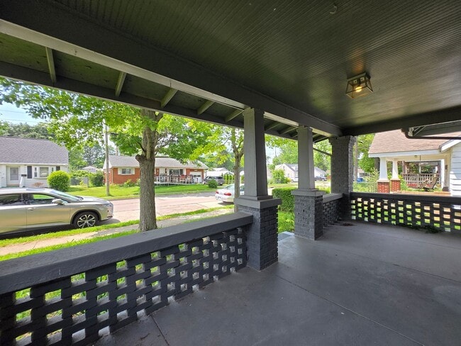 Building Photo - Move-In Ready Kettering Home