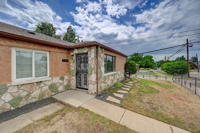 Foto del edificio - $2,145- 2-Bed, 2-Bath Updated Duplex Home ...