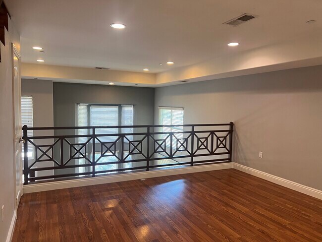 Building Photo - 4959 Laurel Canyon Blvd