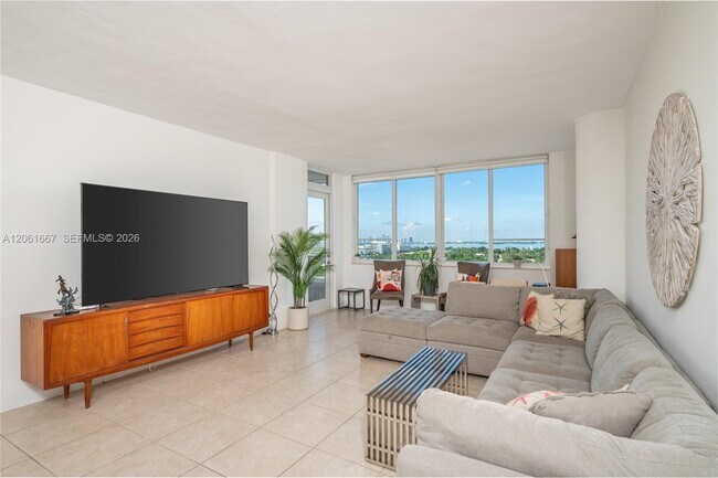 Foto del edificio - 5005 Collins Ave