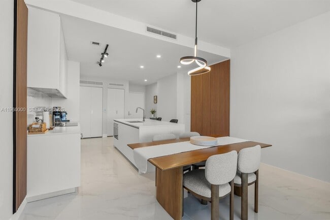 Foto del edificio - 700 NE 24th St