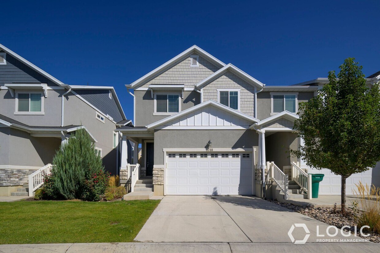 Primary Photo - Beautiful Townhome for Rent!