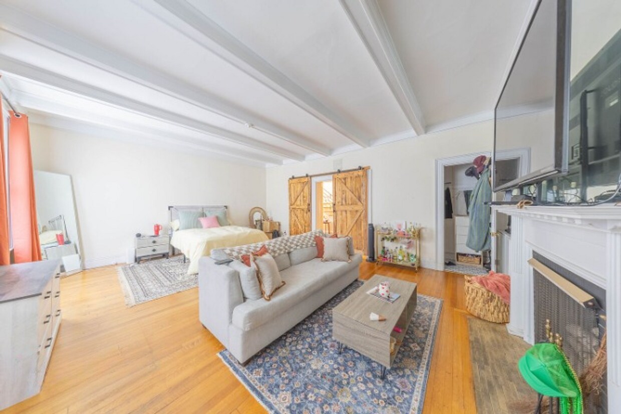 Primary Photo - Large Townhouse Washington Square