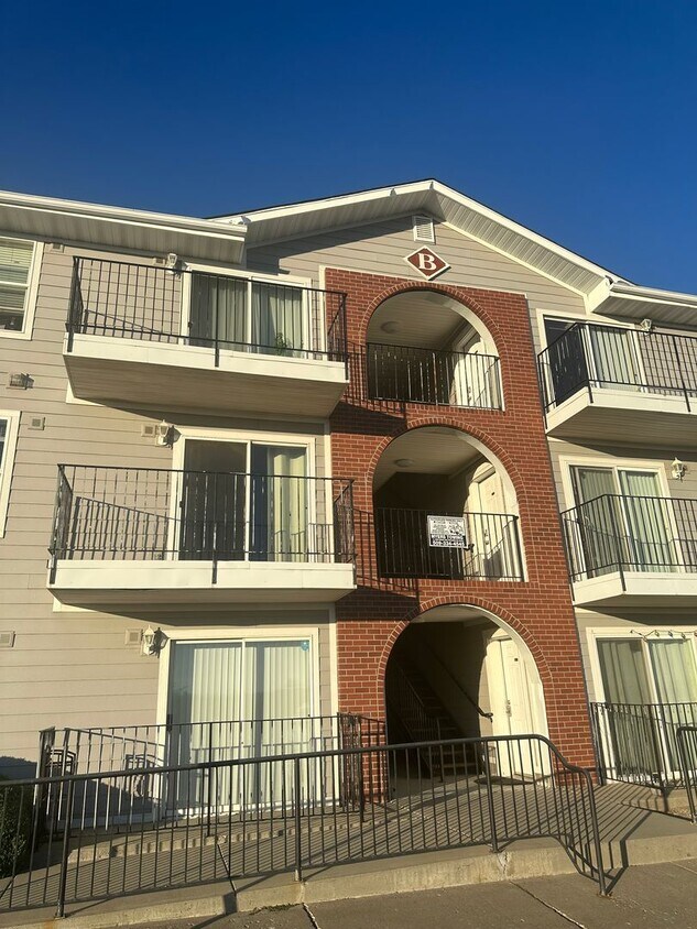 Foto principal - Live in Style and Comfort in this Charming 2-Bedroom Condo!