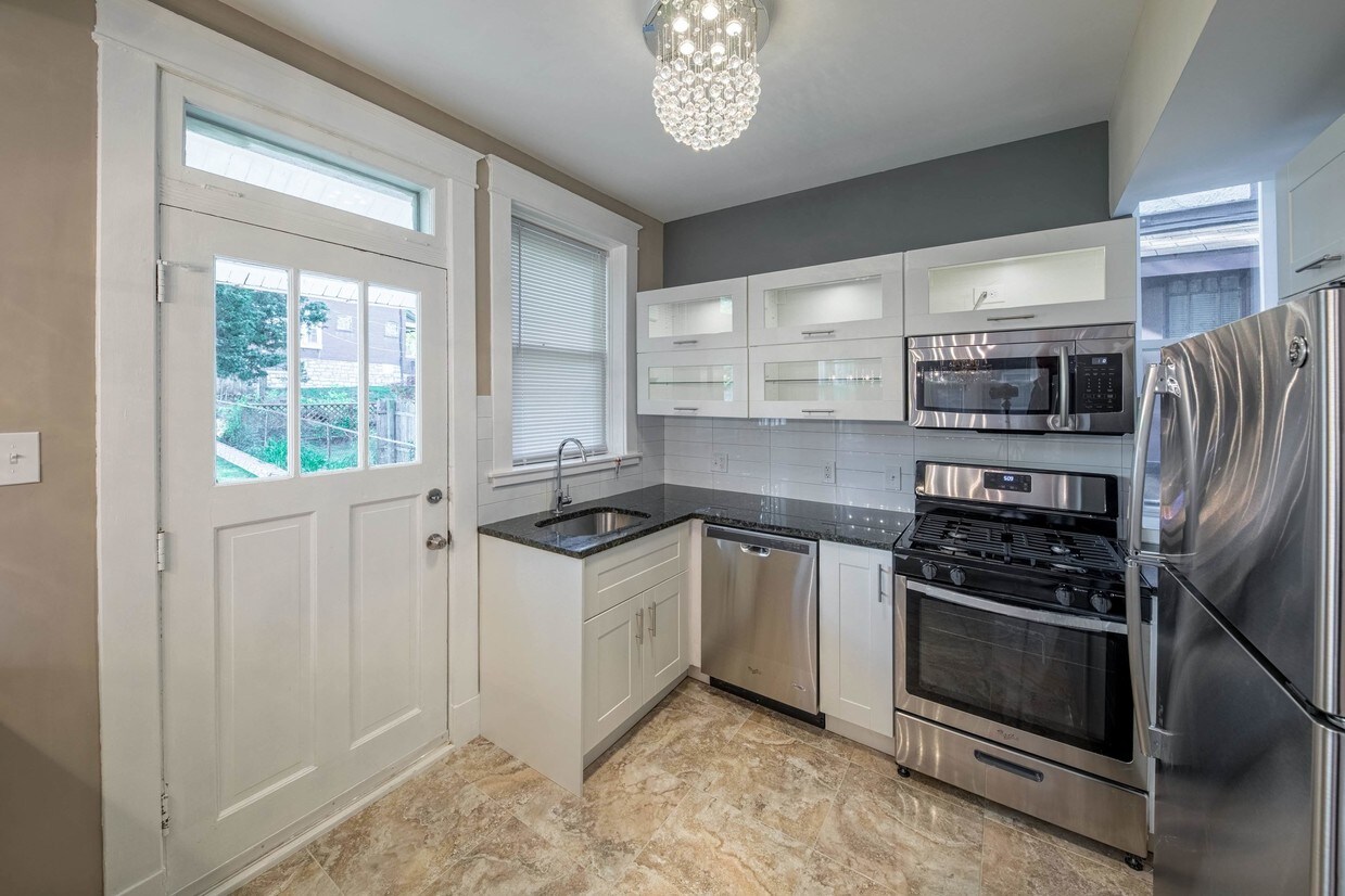 Foto principal - 1061 McCausland Ave