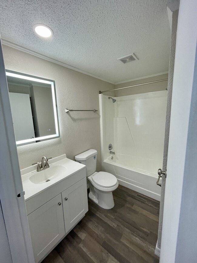 Foto del edificio - Camellia Court Apartments