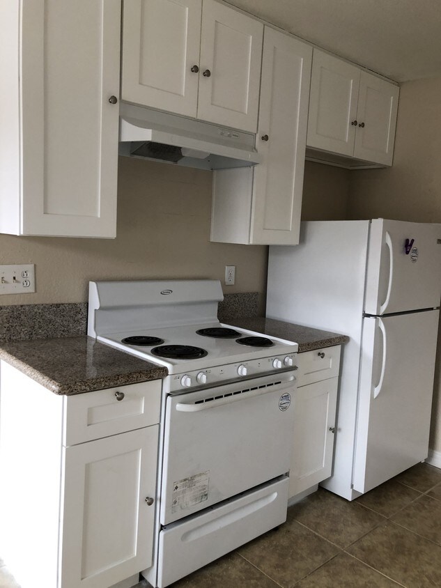 Building Photo - 23815 Hemlock Avenue, Unit 15