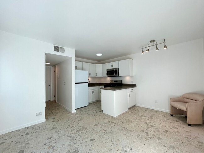 Foto del edificio - AVAILABLE NOW!! Charming Modern 1 Bedroom - Bathroom  in Palm Springs !