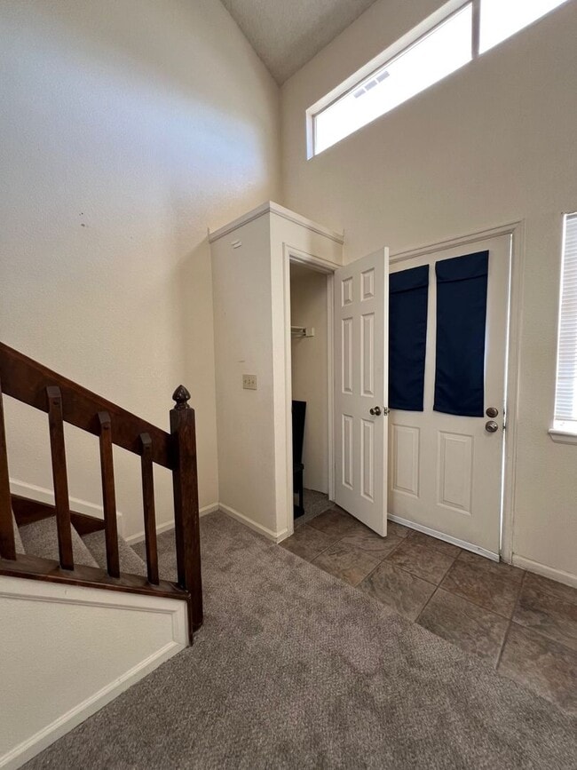Building Photo - Two-Story 1 bed, 1.5 bath Condo!