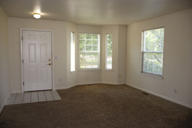 Building Photo - Cozy & Spacious 3-Bedroom Townhome In Fort...
