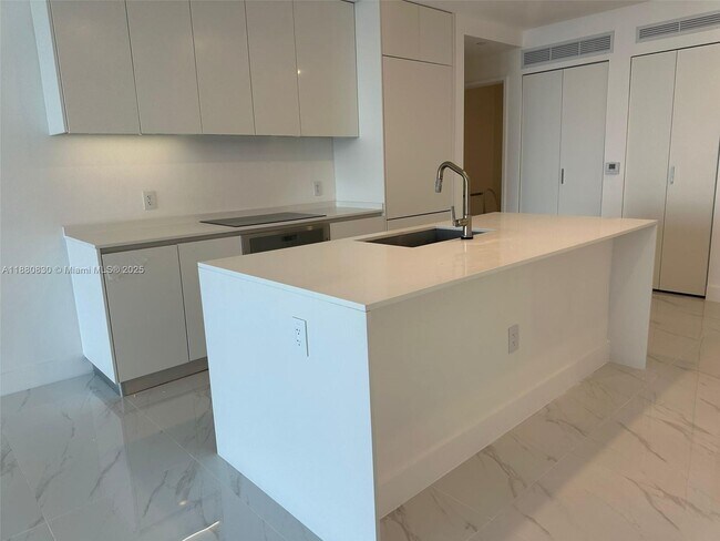 Foto del edificio - 700 NE 24th St