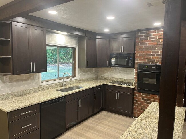 Foto del edificio - 163 Old Norton Rd