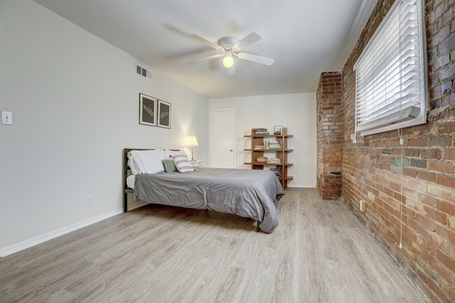 Building Photo - 352 5th Street NE