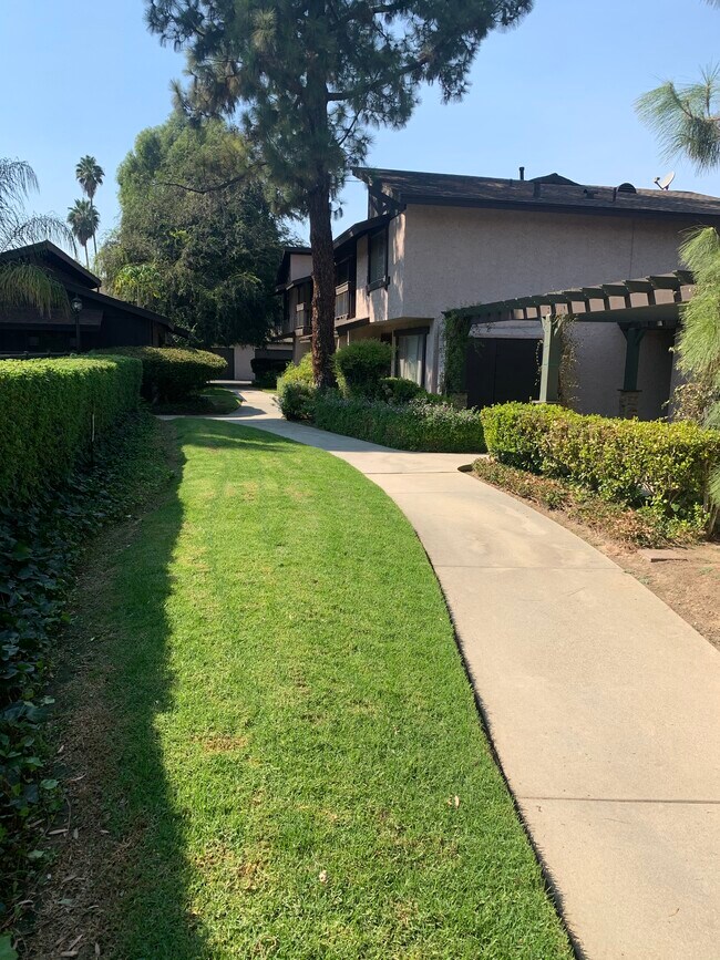 Foto del edificio - 7560 Corbin Ave