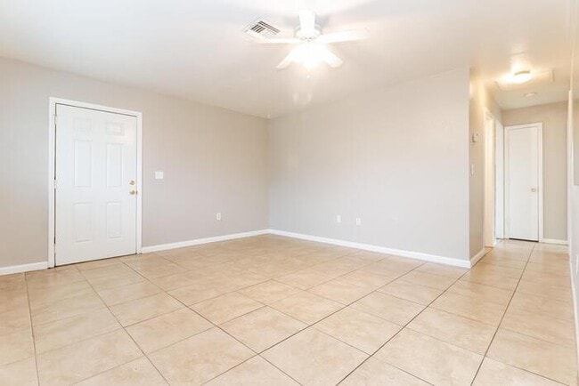 Building Photo - NICE 2/1 DUPLEX IN NAPLES!