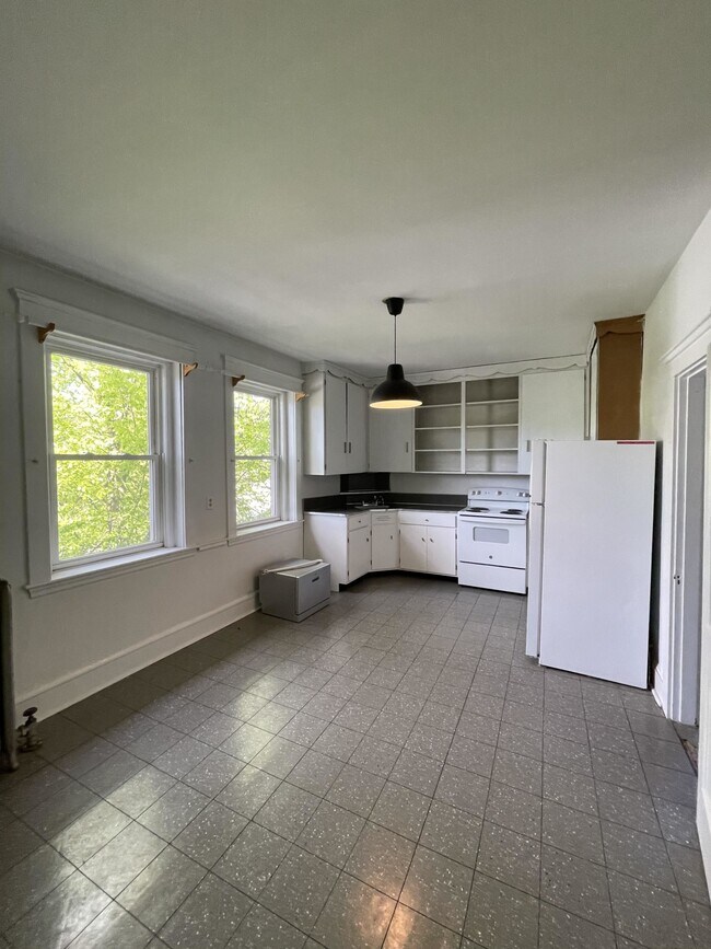 Building Photo - 95 Coolidge St