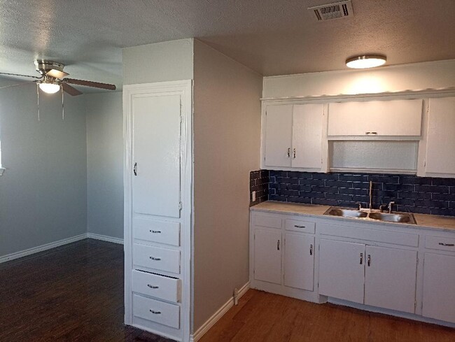 Building Photo - Remodeled 1 bed 1 bath Close to Fort Sill ...