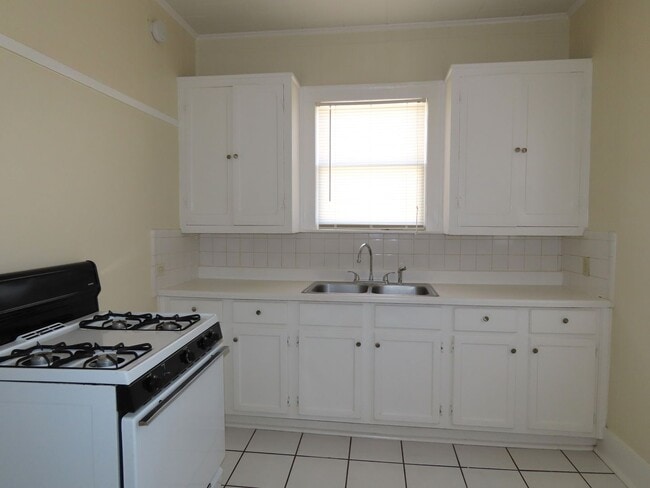 Building Photo - Charming 1 Bedroom Duplex- Water, Trash & ...