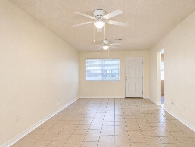 Foto del edificio - "Charming 2-Bedroom Townhouse with 2 Full Baths on Wellington Road!"