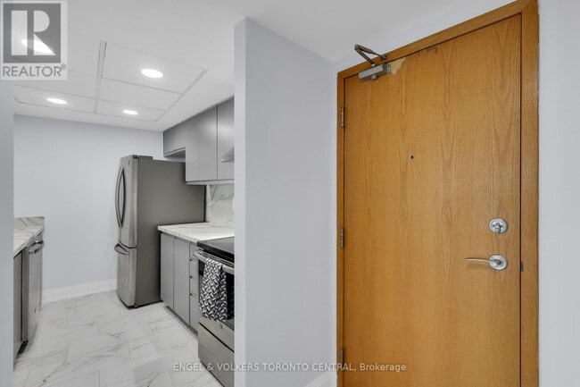 Building Photo - 77 Harbour Square