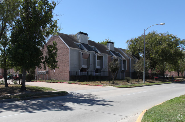 Building Photo - Woods of Greenbriar