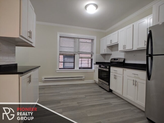 Building Photo - 839 W Cornelia Ave