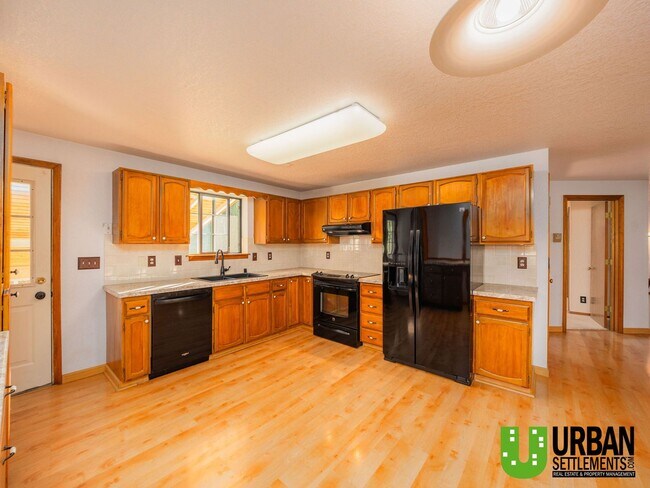 Foto del edificio - For Rent – Spacious Split-Level Home with ...