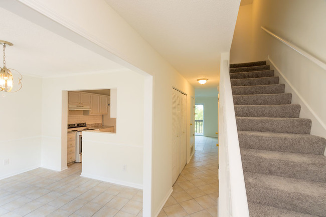 Building Photo - Crestwood Condominiums