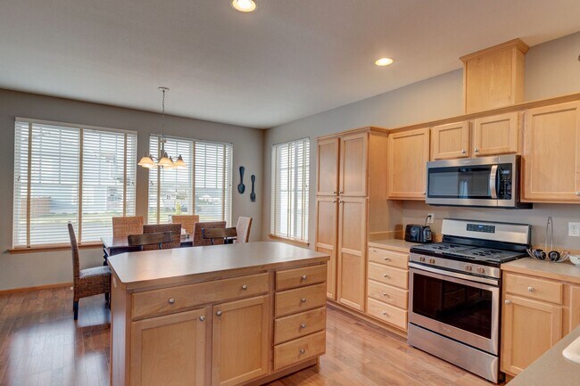 Foto del edificio - Modern 3 Bed 2 Bath Corner Home ** First M...