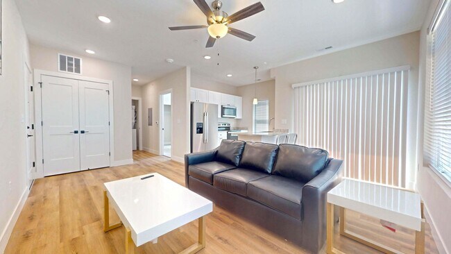 Interior Photo - 305 W Washington