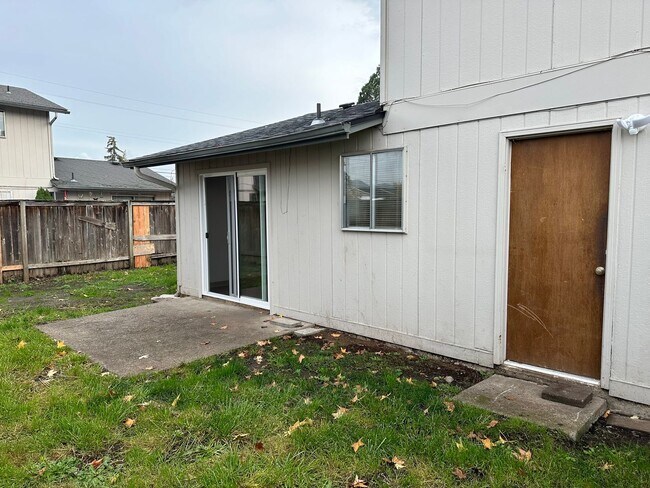 Building Photo - 2 bed 1 1/2 bath duplex in Springfield!