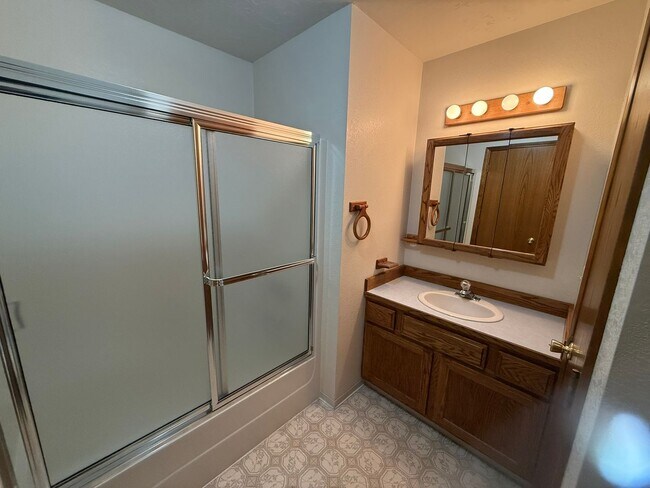 Foto del edificio - Beautiful 2 bed, 2 bath with office in qui...