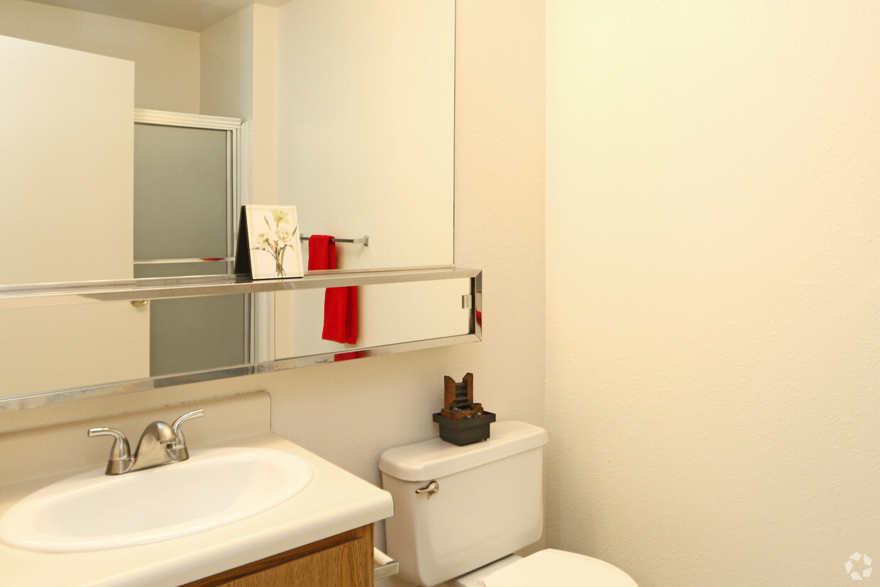 Bathroom - 1 Bedroom - Maple Grove