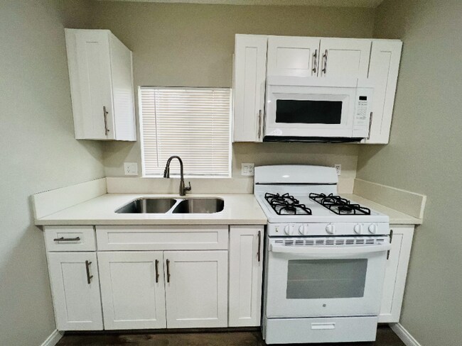 Foto del edificio - 21633 Cottonwood Ave