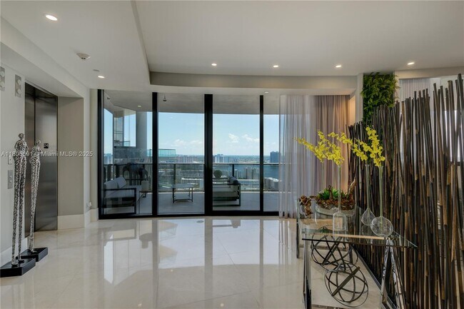 Foto del edificio - 18555 Collins Ave