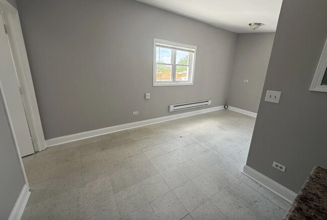 Foto del edificio - 2349 N Lorel Ave