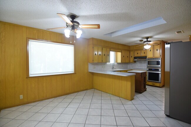 Building Photo - 10920 Hartrick Bluff Rd