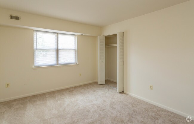 2BR, 1.5BA - 844 SF - Woodsdale Apartments