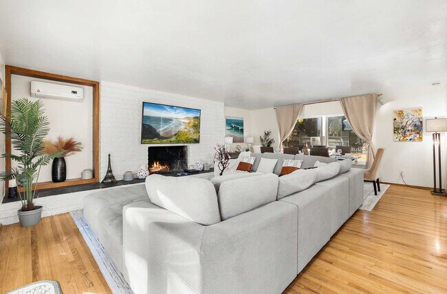 Building Photo - 4989 Randlett Dr