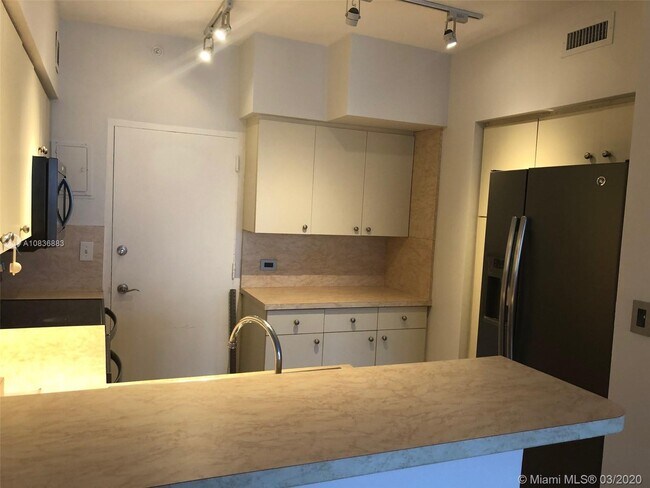 Building Photo - 2121 N Bayshore Dr