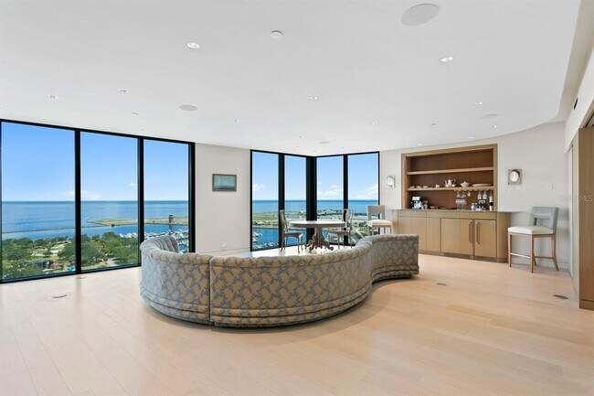 Building Photo - 1 Beach Dr SE