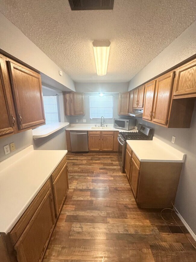 Building Photo - 3 Bed 2 Bath Ready To Rent ASAP!