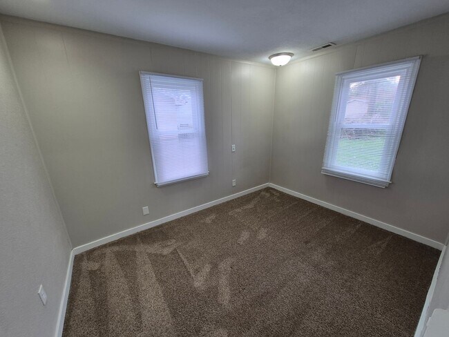 Building Photo - 2 bedroom home with 1+ car garage, pet friendly!