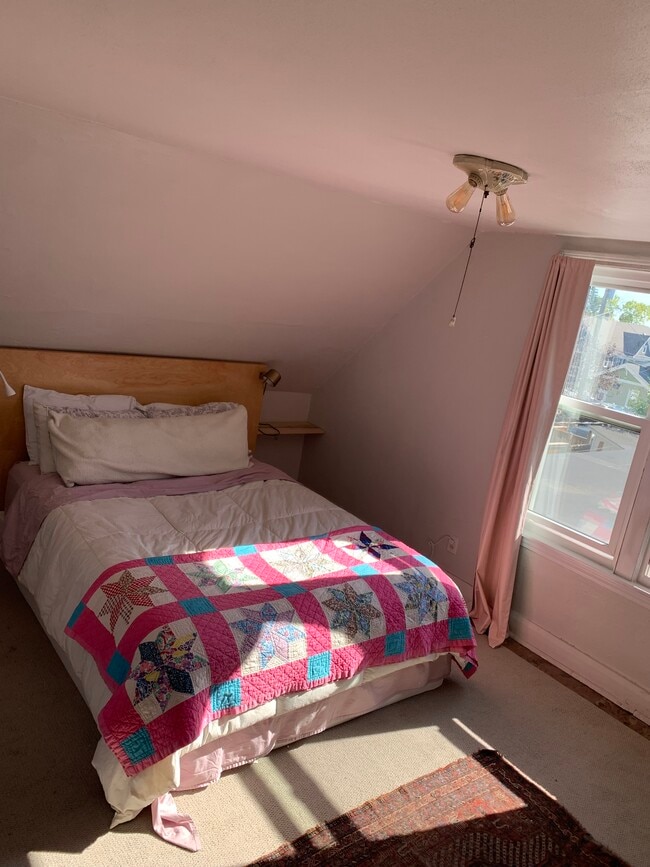 Building Photo - 620 E 7th St