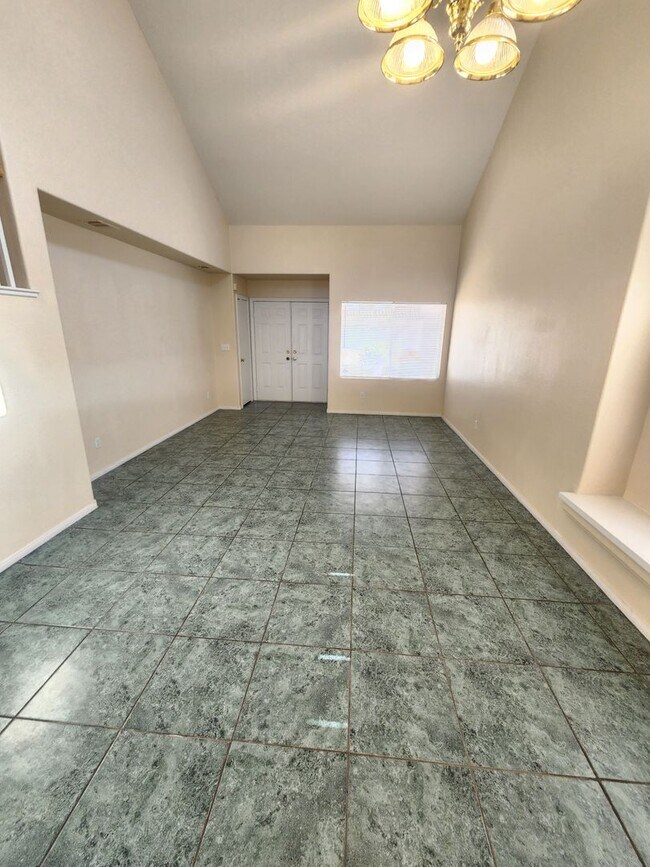 Building Photo - 3 bedroom, 2,007 sq ft home near Desert Br...